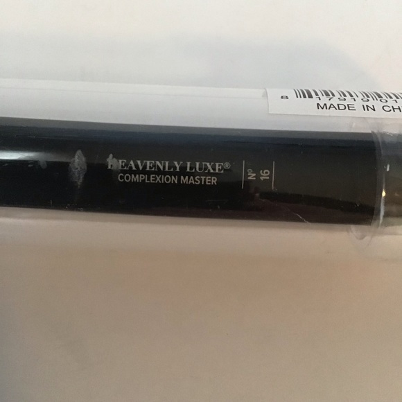 IT COSMETICS: heavenly luxe complexion brush #16 - Picture 3 of 5
